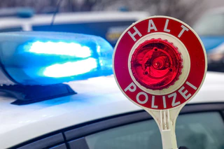 Die Polizeikontrolle eskalierte und der Mann griff die Beamten an. (Symbolbild) — © Jan Woitas/dpa