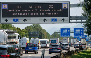 Die Polizei hat die Einhaltung von Durchfahrtsverboten entlang der vielbefahrenen und stauanfälligen Autobahn A8 Richtung Salzburg kontrolliert. — © Stefan Puchner/dpa