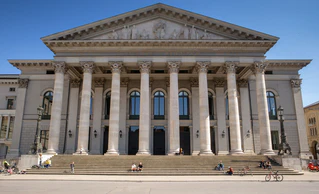 Die Staatsoper startet frisch (teil)saniert in die neue Spielzeit.  — © Peter Kneffel/dpa