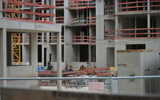 Bauen, bauen, bauen - in Bayern wurden im ersten Halbjahr 2026 so viele Genehmigungen für neue Wohnungen erteilt, wie schon lange nicht mehr. (Symbolbild) — © Malin Wunderlich/dpa