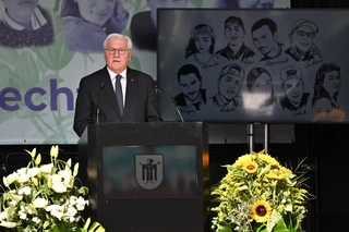 Bundespräsident Steinmeier erinnert an die Opfer des OEZ-Attentats. — © Sven Hoppe/dpa