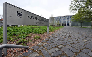 Krankschreibung im Auslandsurlaub wirft Zweifel auf  — © Martin Schutt/dpa