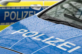 Die Polizei vermutet nicht angepasste Geschwindigkeit in Verbindung mit einem Fahrfehler als Ursache. (Symbolbild) — © Soeren Stache/dpa