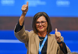 Gerührt und froh reagierte Ilse Aigner auf dem Parteitag auf den großen Rückhalt. Die 61-Jährige wird derzeit als Kandidatin der Union für das Amt des Bundespräsidenten gehandelt. — © Peter Kneffel/dpa