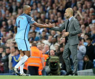 Vincent Kompany (l) und Pep Guardiola verbindet eine besondere Beziehung. (Archivbild) — © Martin Rickett/Press Association/dpa