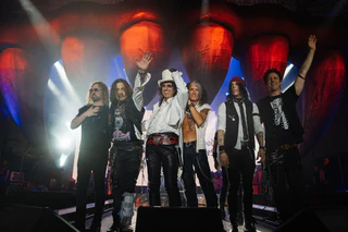Seit 2012 sind Schauspieler und Gitarrist Johnny Depp (2.v.l.) und Rocklegende Alice Cooper (3.v.l.) Bandkollegen bei den Hollywood Vampires. — © Aaron Perry/earMusic/dpa