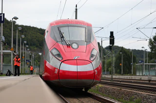 Der italienische Schnellzug Frecciarossa soll ab Sommer München direkt mit Rom verbinden. (Archivbild) — © dpa