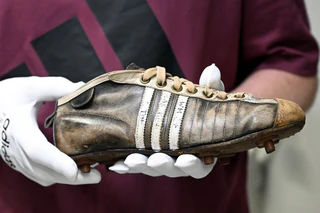 Adidas hat nach einem erfolgreichen ersten Halbjahr seine Prognose für das Gesamtjahr nach oben korrigiert. — © Federico Gambarini/dpa