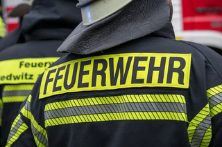 Feuerwehrleute löschten den Brand und entdeckten im Gebäude eine leblose Person. (Symbolbild) — © Daniel Vogl/dpa