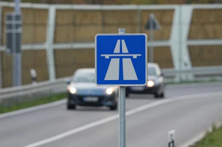 Es kracht als eine Autofahrerin in Richtung Autobahn abbiegt. (Symbolbild) — © Soeren Stache/dpa