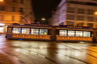 Die Polizei nahm den 22 Jahre alten Verdächtigen noch in der Straßenbahn fest. (Symbolbild) — © Peter Kneffel/dpa