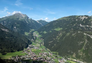Der Unfall passierte bei Mayrhofen im Zillertal. (Archivbild) — © Frank Kleefeldt/dpa