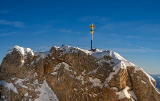 Der Junge will die Zugspitze sehen. (Archivbild) — © Peter Kneffel/dpa