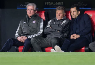 Jupp Heynckes (l) trauert um seinen damaligen Co-Trainer Peter Hermann (M). (Archivbild) — © Sven Hoppe/dpa