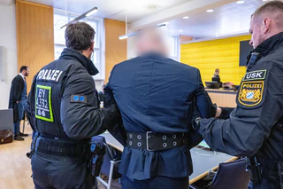 Für die Transport- und Bewachungseinsätze während Prozessen müssen Polizisten viele Arbeitsstunden aufwenden. (Archivbild) — © Armin Weigel/dpa
