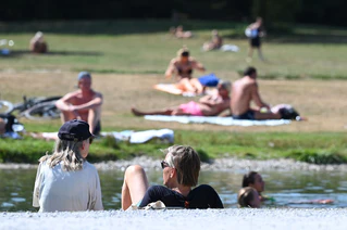 Sommerliches Wetter bleibt den Bayern erhalten. (Archivbild) — © Florian Diettrich/dpa