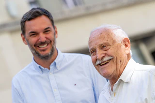 Sie haben gut lachen: Rentner Bruno Schmaus hat dem Münchner Kommissariat eine Festnahme beschert. — © Lennart Preiss/dpa