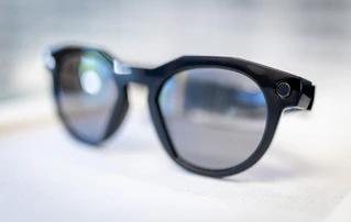 Smart Glasses können an Schulen vielfältige Probleme verursachen. (Symbolbild) — © Christoph Schmidt/dpa