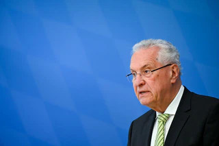 Joachim Herrmann wählt nach dem CSD-Anschlag klare Worte. (Archivbild) — © Sven Hoppe/dpa