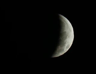 Auch in Bayern war die partielle Mondfinsternis zu sehen. — © Peter Kneffel/dpa