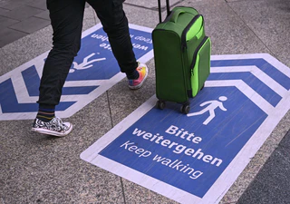 Unter anderem mit auf den Boden geklebten Hinweisen wollte die Bahn gefährliches Gedränge vermeiden. (Archivbild) — © Sven Hoppe/dpa