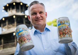 Wiesnchef Christian Scharpf zeigt den aktuellen Maßkrug der Wiesnwirte. — © Peter Kneffel/dpa