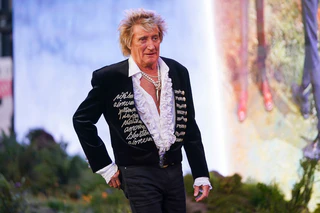 Rod Stewart hat seine letzte Tournee angekündigt. Für vier Auftritt führt diese ihn auch nach Deutschland. (Archivbild) — © Alberto Pezzali/Invision/dpa