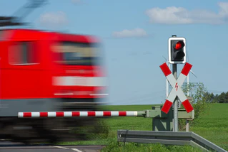 An einem Bahnübergang ist ein Zug mit einem Auto kollidiert. (Symbolbild) — © Patrick Pleul/dpa-Zentralbild/dpa