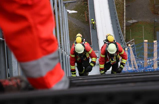Bei einem Schanzenlauf der Feuerwehr in Obersdorf ist ein Teilnehmer gestorben. (Symbolbild) — © Davor Knappmeyer/dpa