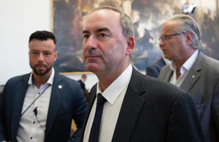 Die Flugblattaffäre brachte Freie-Wähler-Chef Aiwanger 2023 massiv unter Druck. Am Ende konnte seine Partei bei der Landtagswahl von der kontroversen Debatte gar profitieren. (Archivbild) — © Sven Hoppe/dpa-Pool/dpa