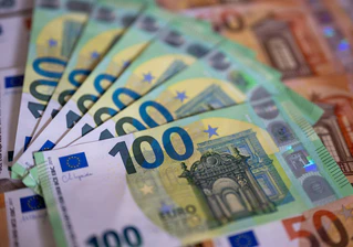 Mehr als eine Million Euro in bar hatte ein Autofahrer in Schwaben im Wagen. (Symbolbild)  — © Monika Skolimowska/dpa