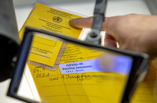Nach dem Bekanntwerden des mutmaßlichen Impfbetrugs wurden bei der Kripo Impfpässe untersucht, die in der Praxis des beschuldigten Hausarztes ausgestellt wurden. (Archivbild) — © Stefan Puchner/dpa