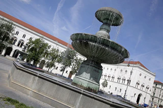 Die Ludwig-Maximilians-Universität (LMU) in München war Ziel eines Hackerangriffs. (Archivbild) — © Andreas Gebert/dpa