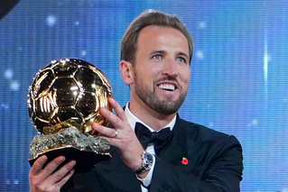 Der Ballon-d'Or-Gewinner 2026: Harry Kane. — © Kin Cheung/AP/dpa