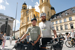 Die Extremsportler Jonas Deichmann und Josefine Rutkowski sind mit ihren Rädern 24.000 Kilometer durch Europa gefahren. — © Andreas Zitt/dpa