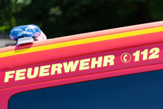 Der Brand am Kranzbergkogel dauert an. (Symbolbild) — © Michael Matthey/dpa