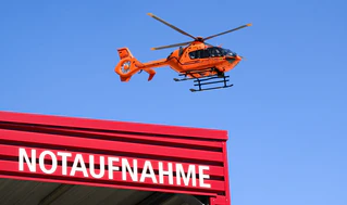 Drei Rettungshubschrauber waren im Anflug. (Symbolbild) — © Julian Stratenschulte/dpa