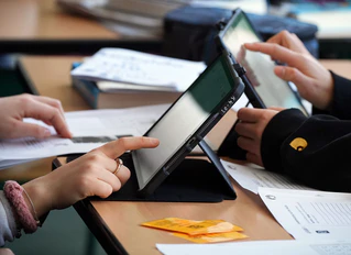 Nicht nur bei Schülern sind KI-Anwendungen hoch im Kurs - auch bei Lehrern finden sie sich im Berufsalltag immer häufiger wieder. (Symbolbild) — © Soeren Stache/dpa