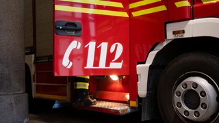 Die Feuerwehr löschte den Brand im Dach der Münchner St. Helena-Kirche. (Symbolbild) — © Niklas Treppner/dpa