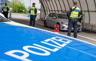 Die Bundespolizei kontrolliert seit einiger verstärkt auch an den bayerischen Außengrenzen. (Archivbild) — © Peter Kneffel/dpa