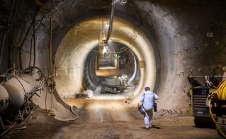 Der Schacht Konrad ist das erste genehmigte Atommüllendlager in Deutschland. Zu Beginn der 2030er Jahre soll die Einlagerung von bis zu 303.000 Kubikmetern schwach- und mittelradioaktiver Abfälle beginnen. (Archivbild) — © Julian Stratenschulte/dpa