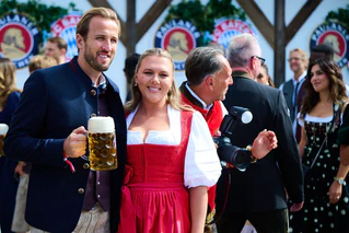 Gibt es bald einen Grund zum Anstoßen für Harry Kane? (Archivbild) — © Sven Hoppe/dpa