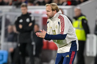 Bekam nach dem 3:1 in Freiburg eine Nachricht von seinem Chef Vincent Kompany: Bayerns Co-Trainer Aaron Danks. — © Harry Langer/dpa
