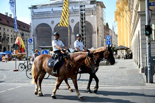 Berittene Polizei beim Jubiläum. — © Felix Hörhager/dpa