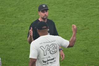 Neue Saison, altes Duell: Bayern-Trainer Kompany (vorne) und Stuttgarts Coach Hoeneß stehen sich mit ihren Teams zum Start der 64. Bundesliga-Saison gegenüber. (Archivbild) — © Soeren Stache/dpa