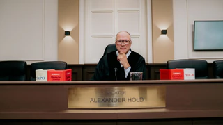 Richter Alexander Hold ist zurück. — © Joyn/BECKER FILMS/Joyn/dpa