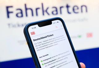 Kommt bald die kleine Schwester des Deutschlandtickets? (lllustration) — © Julian Stratenschulte/dpa