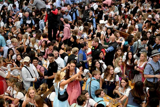 Beim Reservierungswechsel wird es voll auf der Wiesn. — © Felix Hörhager/dpa
