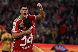 Gleich wieder obenauf - die Bayern, hier mit 4:1-Schütze Aleksandar Pavlovic und Vorbereiter Ismael Saibari (Nr. 34). — © Sven Hoppe/dpa
