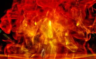 Die KI setzt die Bayreuther Bühne in Flammen. — © Enrico Nawrath/Bayreuther Festspiele/dpa